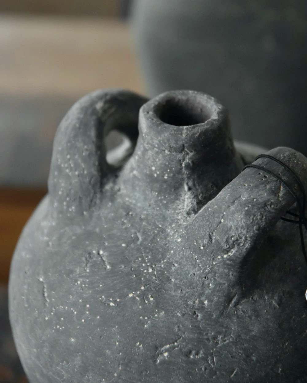 Aardewerk Kruikje Met Twee Oren En Smalle Tuit, Brynxz 6 Aardewerk Kruikje Met Twee Oren En Smalle Tuit, Brynxz - Afbeelding 4