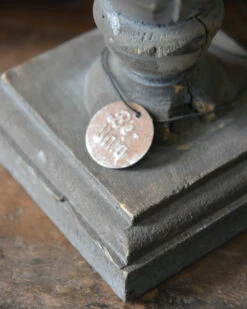 Kandelaar Vergrijst Met Vierkante Voet -Bekend Decoratie Winkel be uniq kandelaar vergrijst met vierkante voet 1