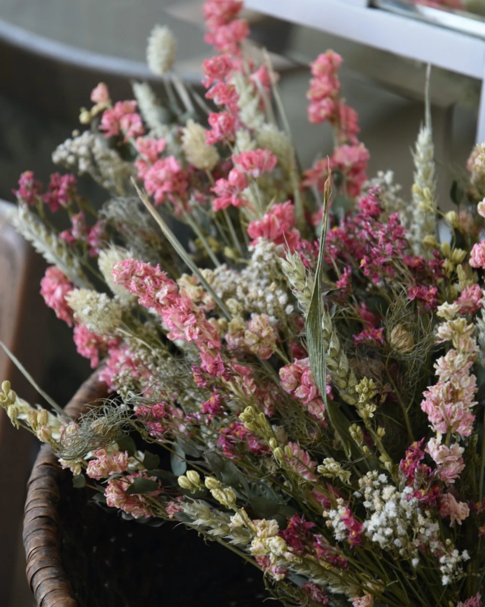 Droogbloem Toef In Pastel Roze, Een Vleugje Wit En Groen 3 Droogbloem Toef In Pastel Roze, Een Vleugje Wit En Groen