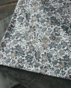 Gebloemde Kussenhoes Met Grijze En Taupe Bloemen, IB Laursen 12 Gebloemde Kussenhoes Met Grijze En Taupe Bloemen, IB Laursen -Bekend Decoratie Winkel gebloemde kussenhoes wit met grijze en taupe bloemen ib laursen 2