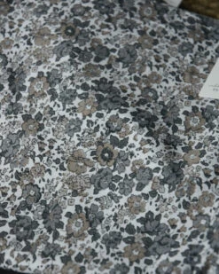 Gebloemde Kussenhoes Met Grijze En Taupe Bloemen, IB Laursen