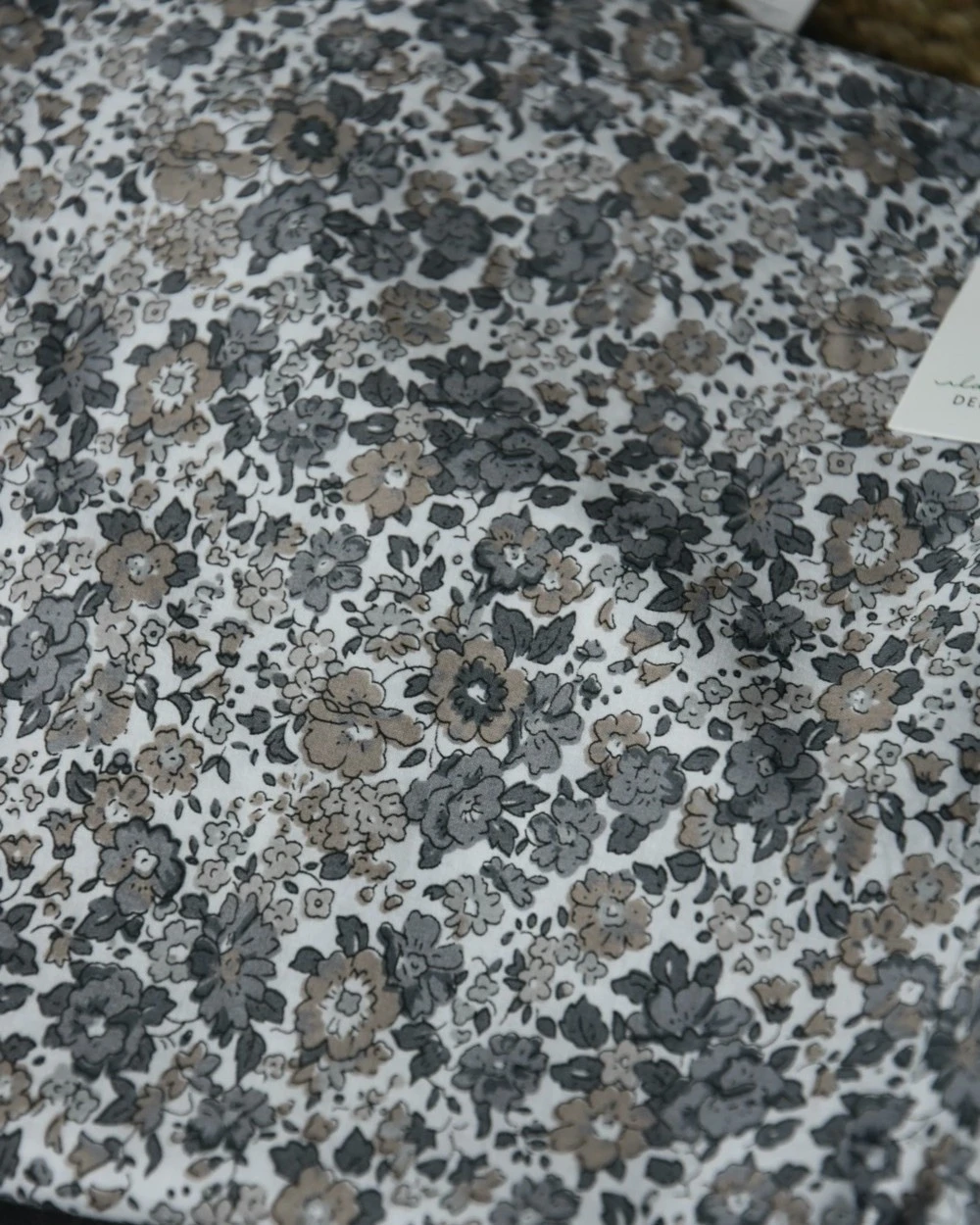 Gebloemde Kussenhoes Met Grijze En Taupe Bloemen, IB Laursen 3 Gebloemde Kussenhoes Met Grijze En Taupe Bloemen, IB Laursen