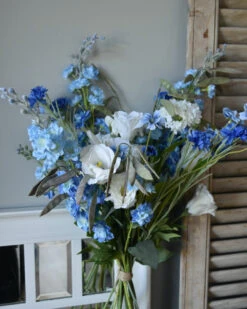 Gemengd Veldboeket In Blauw Wit Met Riddersporen