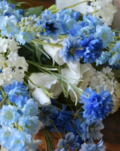 Gemengd Veldboeket In Blauw Wit Met Riddersporen -Bekend Decoratie Winkel gemengd veldboeket in blauw wit met riddersporen 6