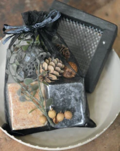 Geur-set Twee Amber Blokjes Met Schaaltje, Rasp En Decoratie -Bekend Decoratie Winkel geur set twee amber blokjes met schaaltje rasp en decoratie 3