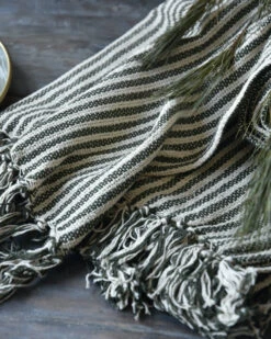 Geweven Sprei Olijfgroen Gebroken Wit Gestreept Met Kwastjes, IB Laursen -Bekend Decoratie Winkel geweven sprei olijfgroen gebroken wit gestreept met kwastjes ib laursen 2