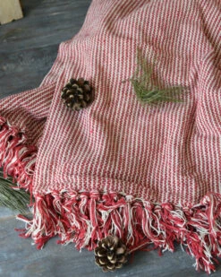 Geweven Woonkleed/ Sprei Gebroken Wit Met Fijne Rode Strepen, IB Laursen -Bekend Decoratie Winkel geweven woonkleed sprei gebroken wit met fijne rode strepen ib laursen 1 2