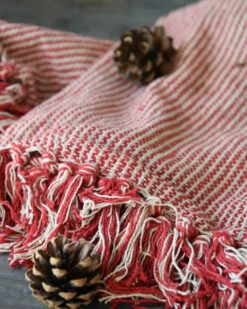 Geweven Woonkleed/ Sprei Gebroken Wit Met Fijne Rode Strepen, IB Laursen -Bekend Decoratie Winkel geweven woonkleed sprei gebroken wit met fijne rode strepen ib laursen 1 4