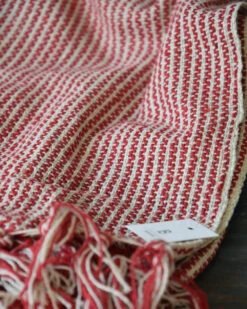 Geweven Woonkleed/ Sprei Gebroken Wit Met Fijne Rode Strepen, IB Laursen -Bekend Decoratie Winkel geweven woonkleed sprei gebroken wit met fijne rode strepen ib laursen 1 7