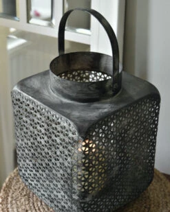 Groot Metalen Windlicht Met Weefpatroon En Hengsel, Vierkant 10 Groot Metalen Windlicht Met Weefpatroon En Hengsel, Vierkant -Bekend Decoratie Winkel groot metalen windlicht met weefpatroon en hengsel vierkant 2