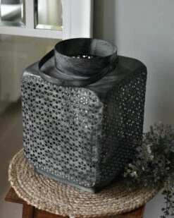 Groot Metalen Windlicht Met Weefpatroon En Hengsel, Vierkant 11 Groot Metalen Windlicht Met Weefpatroon En Hengsel, Vierkant -Bekend Decoratie Winkel groot metalen windlicht met weefpatroon en hengsel vierkant 3