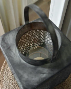 Groot Metalen Windlicht Met Weefpatroon En Hengsel, Vierkant 12 Groot Metalen Windlicht Met Weefpatroon En Hengsel, Vierkant -Bekend Decoratie Winkel groot metalen windlicht met weefpatroon en hengsel vierkant 4