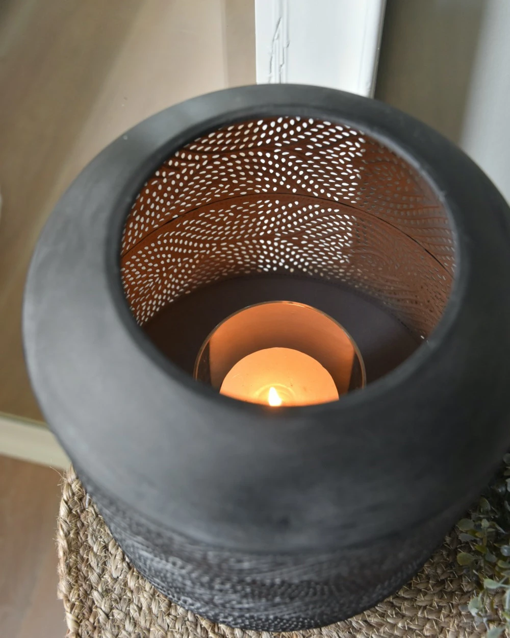 Groot Rond Metalen Windlicht Met Sierlijk Glooiend Gaatjes Patroon 4 Groot Rond Metalen Windlicht Met Sierlijk Glooiend Gaatjes Patroon - Afbeelding 2