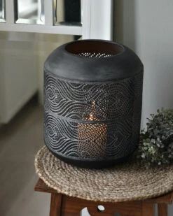 Groot Rond Metalen Windlicht Met Sierlijk Glooiend Gaatjes Patroon 9 Groot Rond Metalen Windlicht Met Sierlijk Glooiend Gaatjes Patroon -Bekend Decoratie Winkel groot rond metalen windlicht met sierlijk gaatjes patroon 2