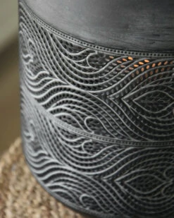 Groot Rond Metalen Windlicht Met Sierlijk Glooiend Gaatjes Patroon 10 Groot Rond Metalen Windlicht Met Sierlijk Glooiend Gaatjes Patroon -Bekend Decoratie Winkel groot rond metalen windlicht met sierlijk gaatjes patroon 3