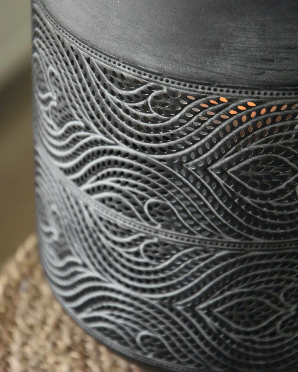 Groot Rond Metalen Windlicht Met Sierlijk Glooiend Gaatjes Patroon 6 Groot Rond Metalen Windlicht Met Sierlijk Glooiend Gaatjes Patroon - Afbeelding 4