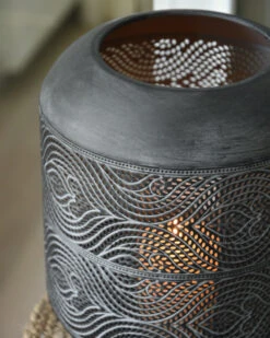 Groot Rond Metalen Windlicht Met Sierlijk Glooiend Gaatjes Patroon 11 Groot Rond Metalen Windlicht Met Sierlijk Glooiend Gaatjes Patroon -Bekend Decoratie Winkel groot rond metalen windlicht met sierlijk gaatjes patroon 4