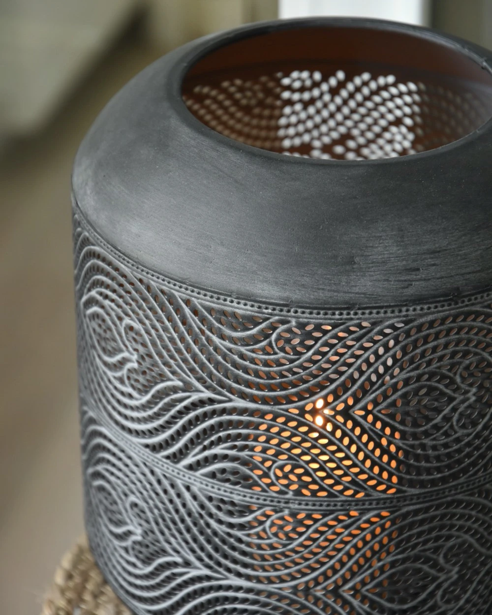 Groot Rond Metalen Windlicht Met Sierlijk Glooiend Gaatjes Patroon 7 Groot Rond Metalen Windlicht Met Sierlijk Glooiend Gaatjes Patroon - Afbeelding 5