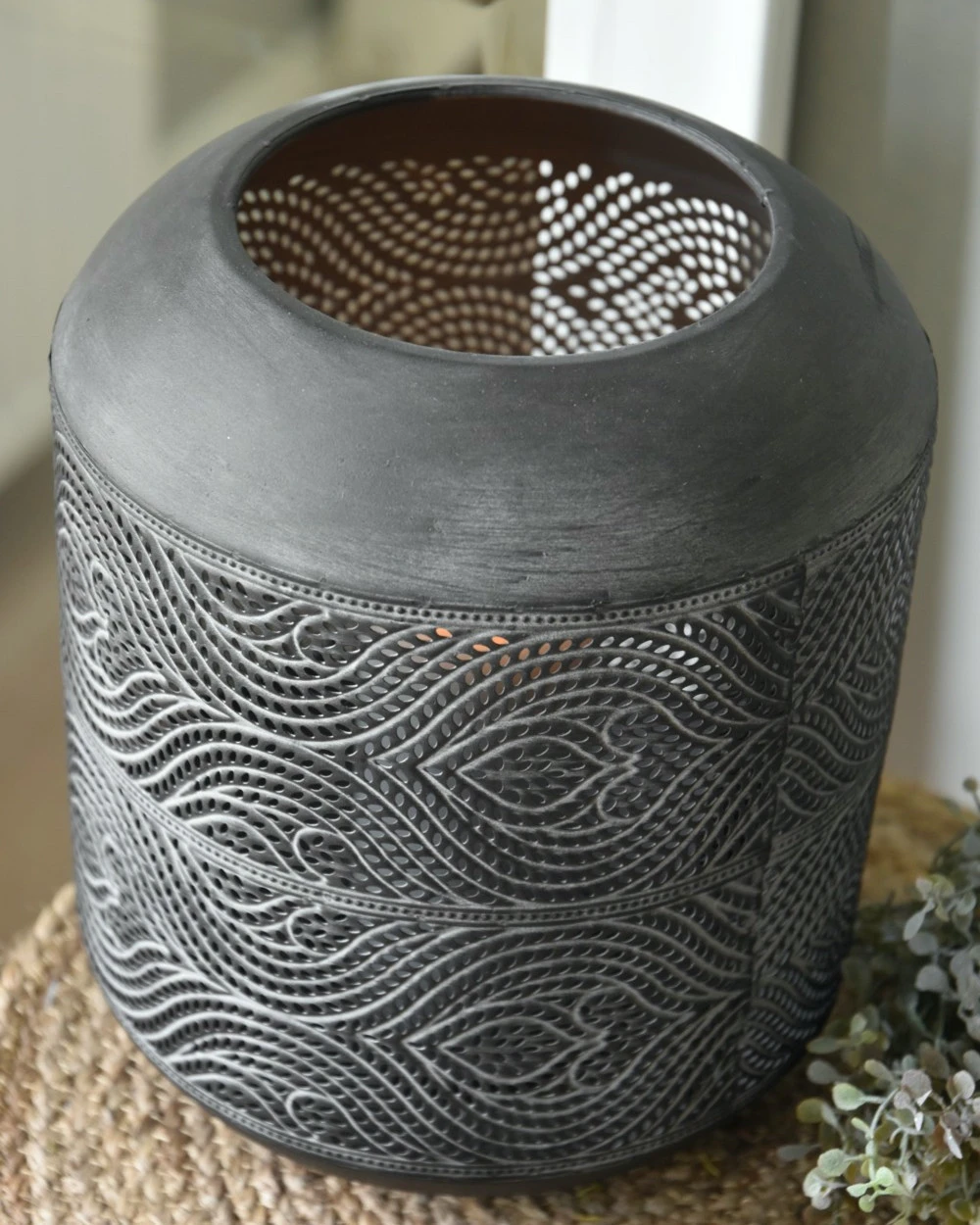 Groot Rond Metalen Windlicht Met Sierlijk Glooiend Gaatjes Patroon 3 Groot Rond Metalen Windlicht Met Sierlijk Glooiend Gaatjes Patroon