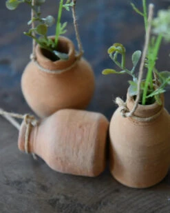 Handgemaakte Aardewerk Flesjes Met Ophang Touw Set Van 3, IB Laursen -Bekend Decoratie Winkel handgemaakte aardewerk flesjes met ophang touw set van 3 ib laursen 2