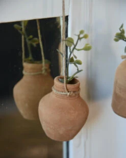 Handgemaakte Aardewerk Flesjes Met Ophang Touw Set Van 3, IB Laursen -Bekend Decoratie Winkel handgemaakte aardewerk flesjes met ophang touw set van 3 ib laursen 4