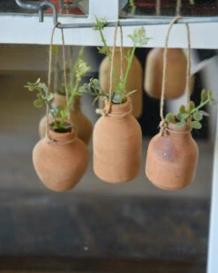 Handgemaakte Aardewerk Flesjes Met Ophang Touw Set Van 3, IB Laursen -Bekend Decoratie Winkel handgemaakte aardewerk flesjes met ophang touw set van 3 ib laursen 5