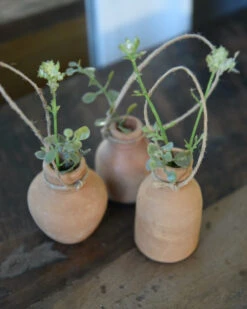 Handgemaakte Aardewerk Flesjes Met Ophang Touw Set Van 3, IB Laursen -Bekend Decoratie Winkel handgemaakte aardewerk flesjes met ophang touw set van 3 ib laursen 6