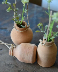 Handgemaakte Aardewerk Flesjes Met Ophang Touw Set Van 3, IB Laursen -Bekend Decoratie Winkel handgemaakte aardewerk flesjes met ophang touw set van 3 ib laursen 7