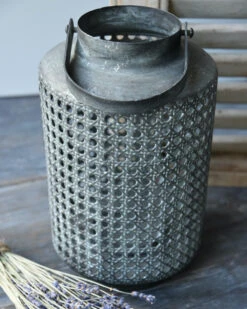 Hoge Lantaarn Van Metaal Met Gaatjes Patroon En Hengsel -Bekend Decoratie Winkel hoge lantaarn van metaal met gaatjes patroon en hengsel 3