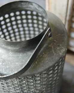 Hoge Lantaarn Van Metaal Met Gaatjes Patroon En Hengsel -Bekend Decoratie Winkel hoge lantaarn van metaal met gaatjes patroon en hengsel 4