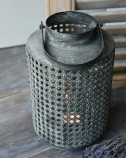 Hoge Lantaarn Van Metaal Met Gaatjes Patroon En Hengsel -Bekend Decoratie Winkel hoge lantaarn van metaal met gaatjes patroon en hengsel 5