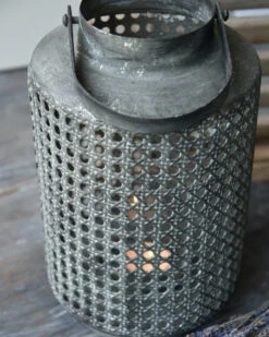 Hoge Lantaarn Van Metaal Met Gaatjes Patroon En Hengsel -Bekend Decoratie Winkel hoge lantaarn van metaal met gaatjes patroon en hengsel 7