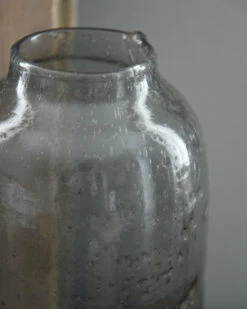 Hoge Vaas Met Bubbels, Zilvermetaal En Grijze Gloed -Bekend Decoratie Winkel hoge vaas met bubbels metaal en grijze gloed 4