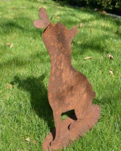 Hond Met Vlinder Op Z'n Neus Ecoroest Tuindecoratie