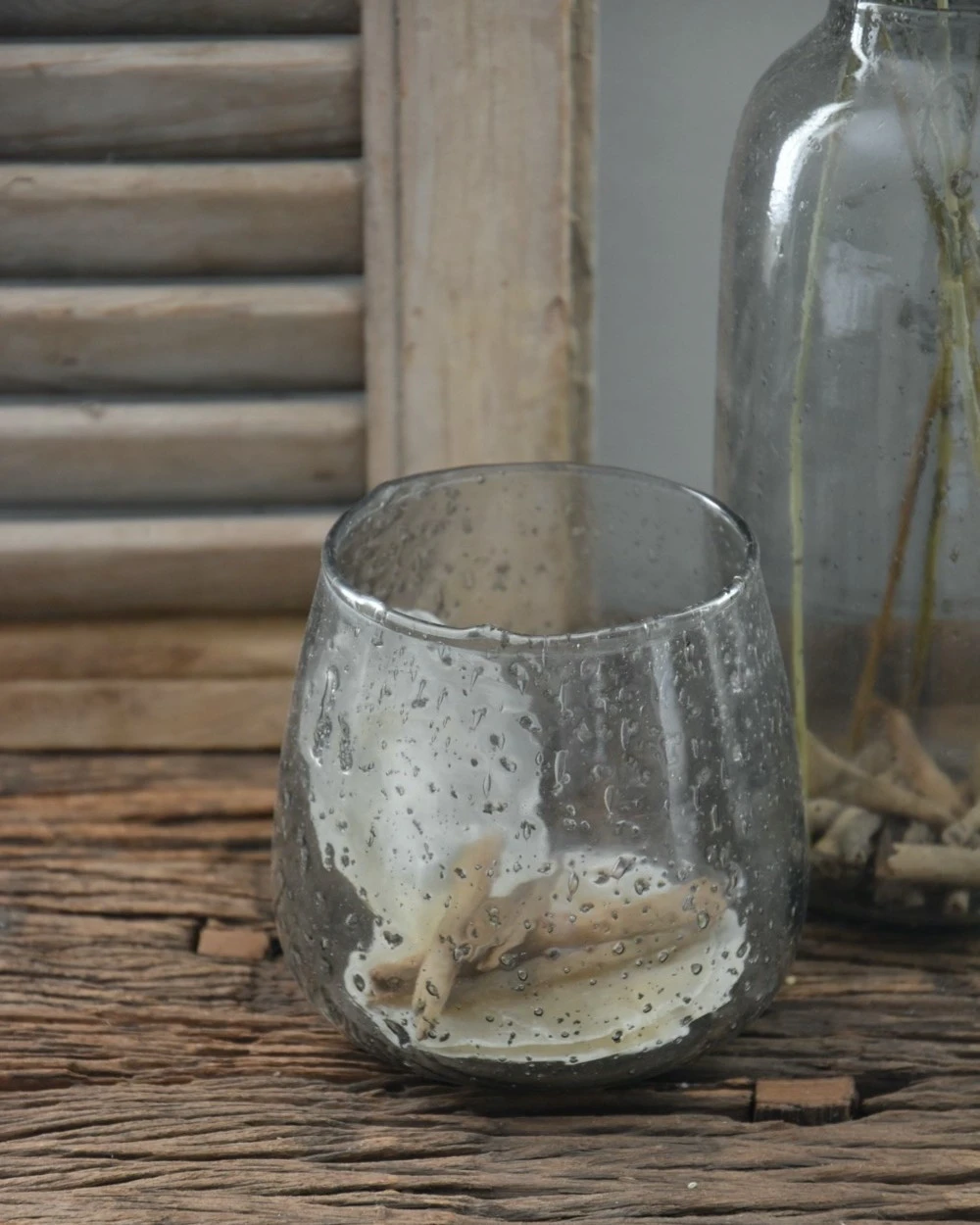 Iets Bolle Glazen Vaas Met Bubbels, Zilvermetaal En Grijze Gloed 3 Iets Bolle Glazen Vaas Met Bubbels, Zilvermetaal En Grijze Gloed