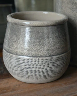 Klei Grijze Pot Iets Bol Met Gewerkte Onderrand, IB Laursen -Bekend Decoratie Winkel klei grijze pot iets bol met gewerkte onderrand ib laursen 2