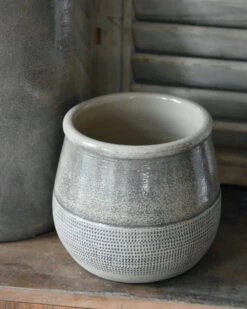 Klei Grijze Pot Iets Bol Met Gewerkte Onderrand, IB Laursen