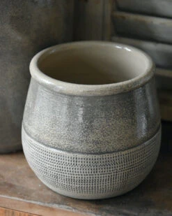 Klei Grijze Pot Iets Bol Met Gewerkte Onderrand, IB Laursen -Bekend Decoratie Winkel klei grijze pot iets bol met gewerkte onderrand ib laursen 5