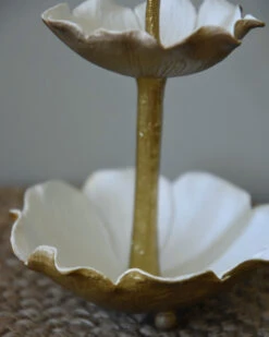 Kleine Etagere Bloem In Antiek Wit En Goud, Sieraden/bonbon Schaaltje -Bekend Decoratie Winkel kleine etagere bloem in antiek wit en goud sieradenbonbon schaaltje 2