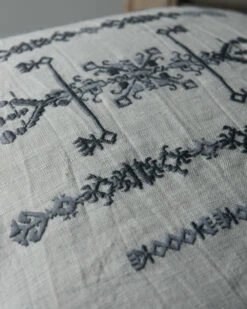 Kussen Hoes Linnenlook Met Grijs Borduursel, IB Laursen 14 Kussen Hoes Linnenlook Met Grijs Borduursel, IB Laursen -Bekend Decoratie Winkel kussenhoes linnenlook met grijs borduursel ib laursen 4