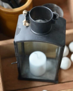 Lantaarn Metaal Zwart En Glas Met Hengsel, IB Laursen -Bekend Decoratie Winkel lantaarn metaal zwart en glas met hengsel ib laursen 2