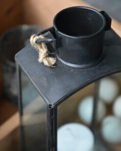 Lantaarn Metaal Zwart En Glas Met Hengsel, IB Laursen -Bekend Decoratie Winkel lantaarn metaal zwart en glas met hengsel ib laursen 3