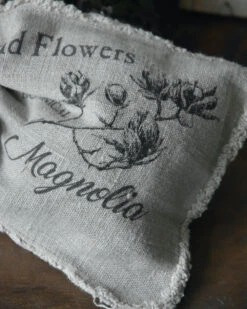 Linnen Geurzakje Met Magnolia Takken, Shabby 10 Linnen Geurzakje Met Magnolia Takken, Shabby -Bekend Decoratie Winkel linnen geurzakje met magnolia takken shabby 1