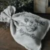 Linnen Geurzakje Met Magnolia Takken, Shabby -Bekend Decoratie Winkel linnen geurzakje met magnolia takken shabby