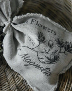 Linnen Geurzakje Met Magnolia Takken, Shabby 11 Linnen Geurzakje Met Magnolia Takken, Shabby -Bekend Decoratie Winkel linnen geurzakje met magnolia takken shabby 2