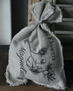 Linnen Geurzakje Met Magnolia Takken, Shabby 13 Linnen Geurzakje Met Magnolia Takken, Shabby -Bekend Decoratie Winkel linnen geurzakje met magnolia takken shabby 4