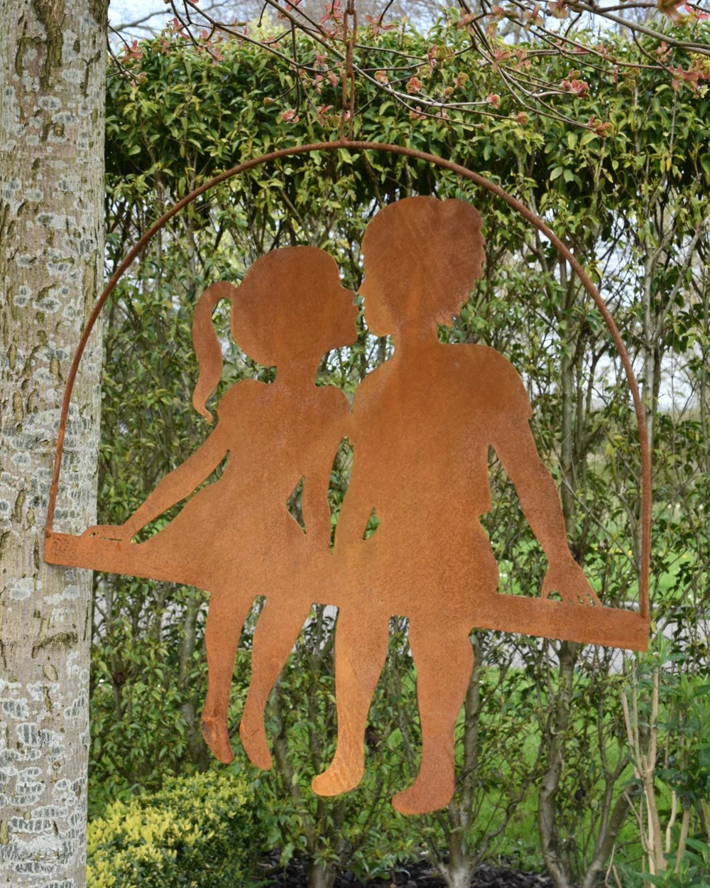 Meisje En Jongen Geven Elkaar Een Kusje, Hangend Ecoroest 3 Meisje En Jongen Geven Elkaar Een Kusje, Hangend Ecoroest