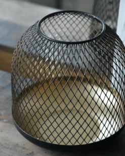 Metalen Windlicht Met Ruit-effect Zwart Met Goud Kleurig Binnenwerk -Bekend Decoratie Winkel metalen windlicht met ruit effect zwart met goud kleurig binnenwerk 2