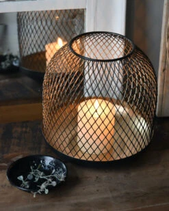 Metalen Windlicht Met Ruit-effect Zwart Met Goud Kleurig Binnenwerk -Bekend Decoratie Winkel metalen windlicht met ruit effect zwart met goud kleurig binnenwerk 3