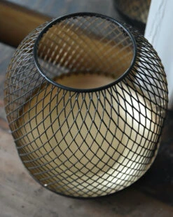 Metalen Windlicht Met Ruit-effect Zwart Met Goud Kleurig Binnenwerk -Bekend Decoratie Winkel metalen windlicht met ruit effect zwart met goud kleurig binnenwerk 4